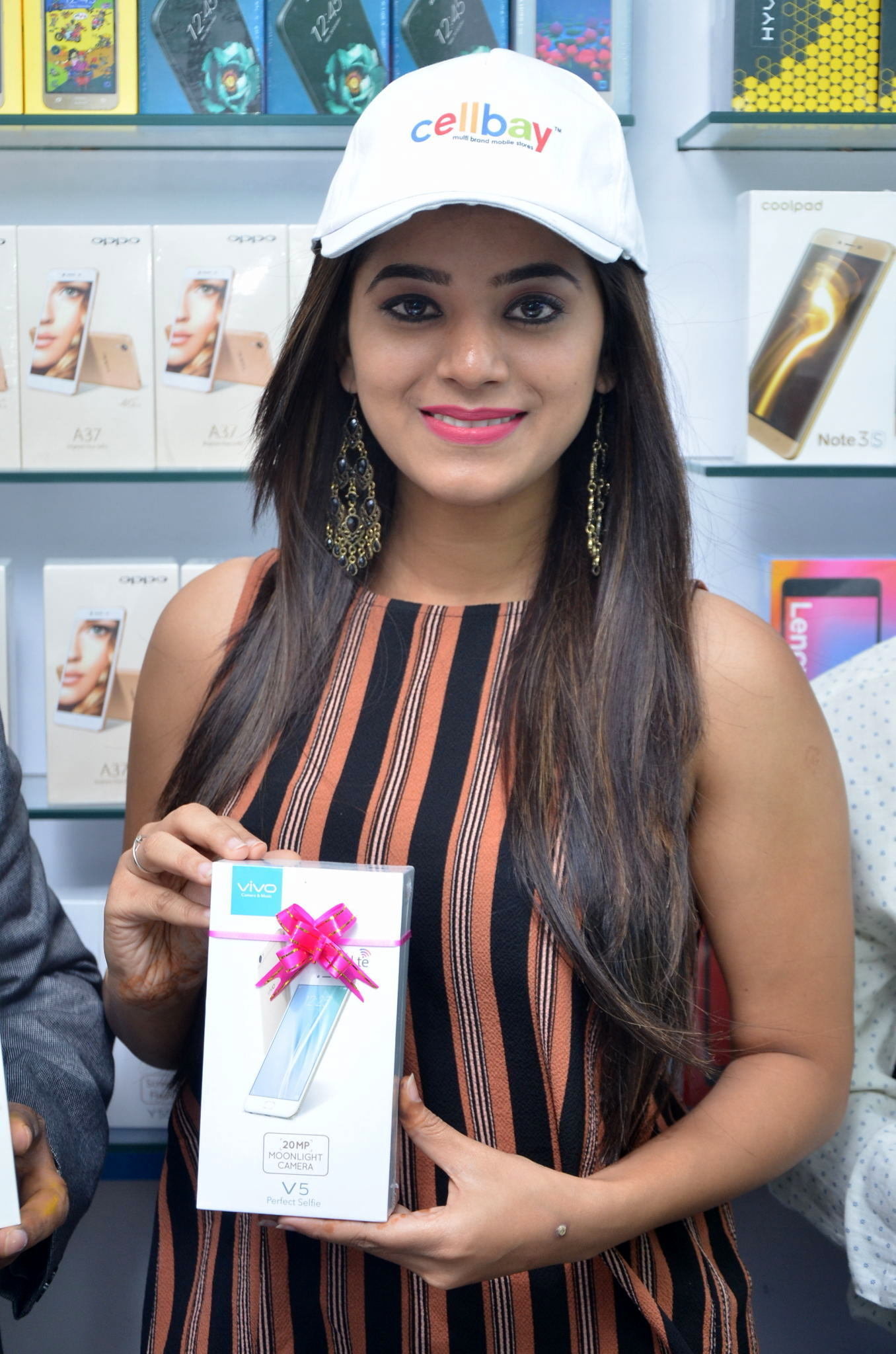 Yamini Bhaskar Launches Cellbay Mobile Store Photos | Picture 1471016