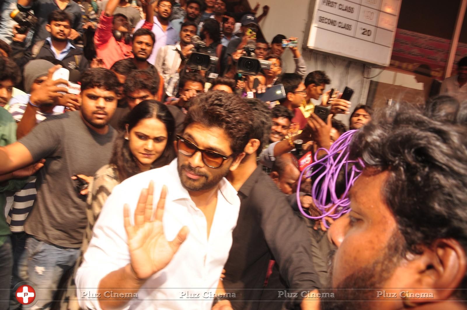 Allu Arjun - Allu Arjun and Tollywood Celebs in Theater To Watch Khaidi No 150 With Fans Coverage Photos | Picture 1459955