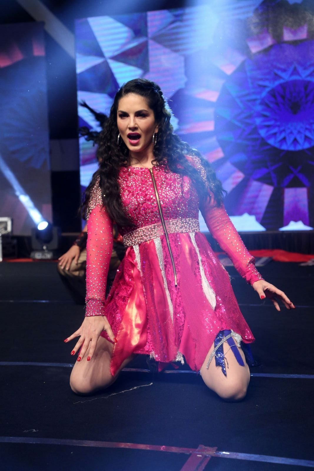 Sunny Leone Performing Hot In Stage At Rogue Audio Release Function Photos | Picture 1482011
