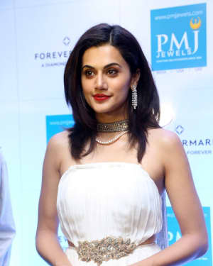 Taapsee Pannu launches Forevermark diamond collection in PMJ Jewels Photos | Picture 1546677