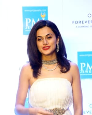Taapsee Pannu launches Forevermark diamond collection in PMJ Jewels Photos | Picture 1546662