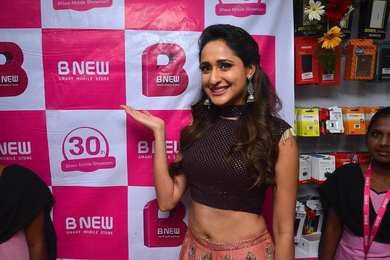 Actress Pragya Jaiswal Launches B NEW Mobile Store at Gajuwaka Photos | Picture 1525182