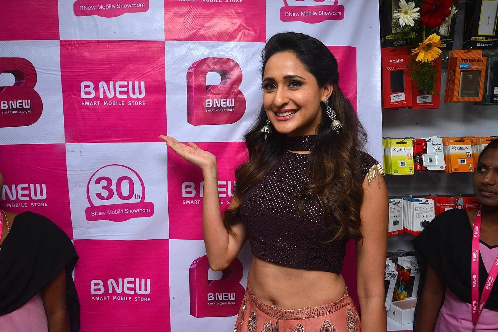 Actress Pragya Jaiswal Launches B NEW Mobile Store at Gajuwaka Photos | Picture 1525187
