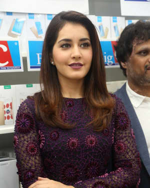 Actress Raashi Khanna Launches Big C Mobile Store at Kukatpally Photos | Picture 1527105