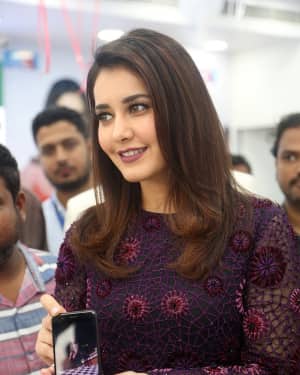 Actress Raashi Khanna Launches Big C Mobile Store at Kukatpally Photos | Picture 1527101