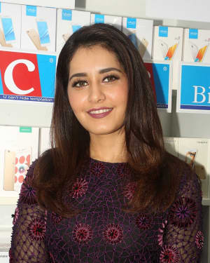 Actress Raashi Khanna Launches Big C Mobile Store at Kukatpally Photos | Picture 1527128