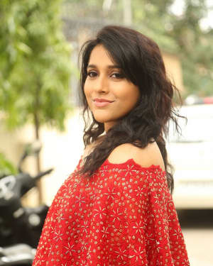 Actress Rashmi Gautham at Next Nuvve Trailer Launch Photos | Picture 1528642