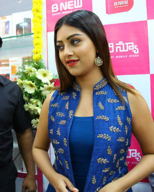 Photos: Actress Anu Emmanuel Launches B New Mobile Store at Bapatla | Picture 1558185