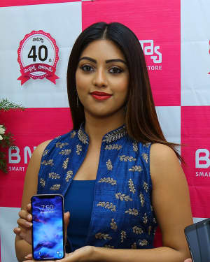 Photos: Actress Anu Emmanuel Launches B New Mobile Store at Bapatla | Picture 1558181